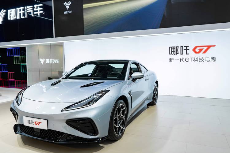 重庆220哪吒汽车在智能汽车领域的表现，领途汽车在新能源汽车市场中的影响力